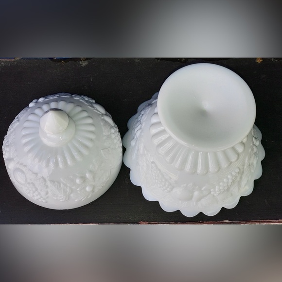 Mid Century Vintage Westmoreland Finial Lidded Fruit Embossed Candy Dish - Picture 4 of 12